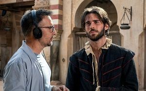 Alejandro Amenábar defiende su versión de Miguel de Cervantes en ‘El cautivo’: «Ninguno estábamos allí hace cuatro siglos»
