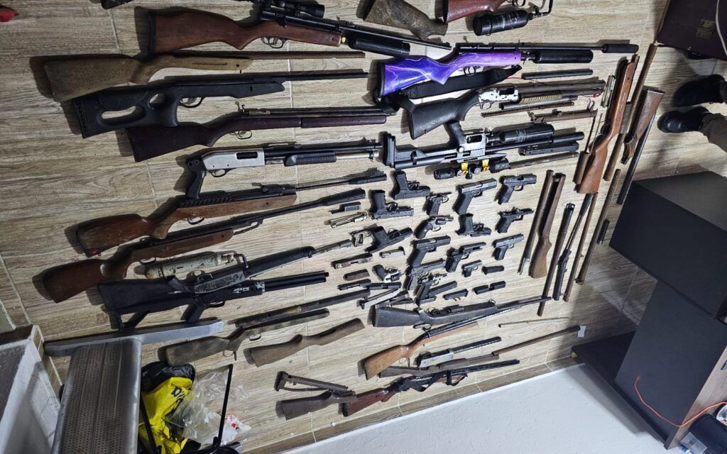 Policía y MP desmantelan armería clandestina y ocupa 33 armas en San Cristóbal