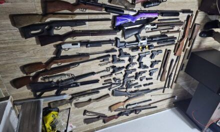 Policía y MP desmantelan armería clandestina y ocupa 33 armas en San Cristóbal