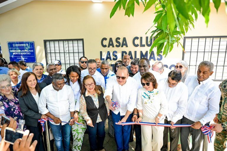 Alcaldía de Santiago entrega Casa Club y cancha en Las Palmas de Monte Adentro