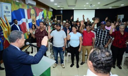 Leonel Fernández juramenta nuevos miembros de la FP en Santiago