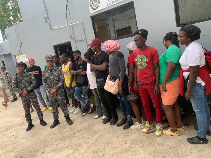 PN detiene 17 haitianos indocumentados en Guayacanes, Valverde