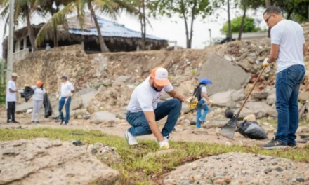 Edesur desarrolla jornada de limpieza de la playita de Nigua, San Cristóbal
