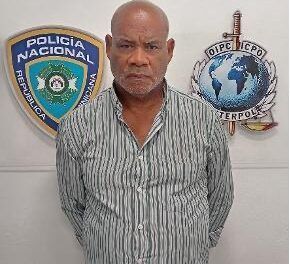 Interpol Santo Domingo de la Policía Nacional captura en AILA a hombre con 14 años prófugo por homicidio en Barahona
