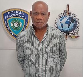 Interpol Santo Domingo de la Policía Nacional captura en AILA a hombre con 14 años prófugo por homicidio en Barahona