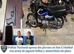 Policía Nacional apresa dos jóvenes en San Cristóbal con arma de juguete bélica y motocicleta sin placa