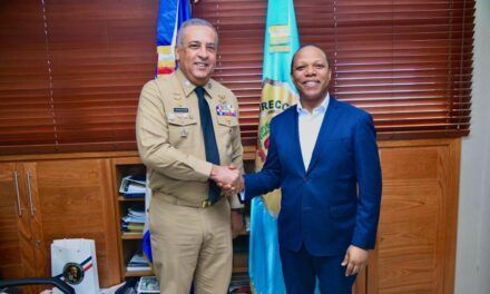 Milton Morrison entrega a director de Migración listado de paradas de motoconcho donde operan extranjeros de manera irregular