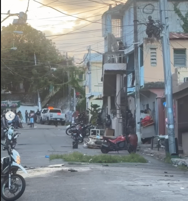 Tres presuntos prófugos están atrincherados en Guachupita tras operativo de la PN