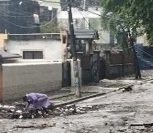 Policía Nacional brinda apoyo y esperanza a familias afectadas por las lluvias de la tormenta Melissa