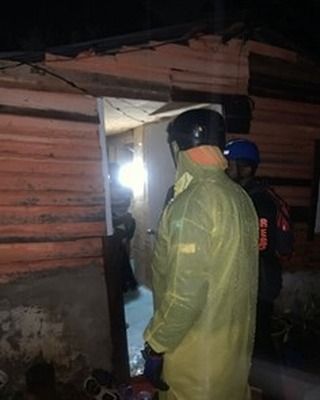 Policía Nacional lidera desalojo preventivo de familias en zonas de alto riesgo ante lluvias en San Cristóbal