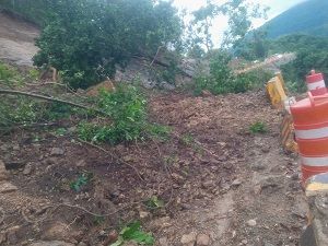 Policía Nacional supervisa daños y limpia vías en Cambita Garabitos debido a que la tormenta tropical Melissa