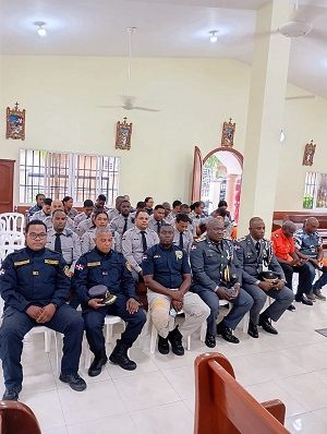 Policía Nacional en Cambita celebra misa en honor a San Judas Tadeo fortaleciendo la fe y unión comunitaria