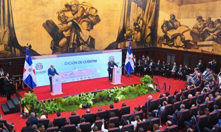 Empresarios buscan transferir a Trabajo autorización para excederse en contratación de extranjeros