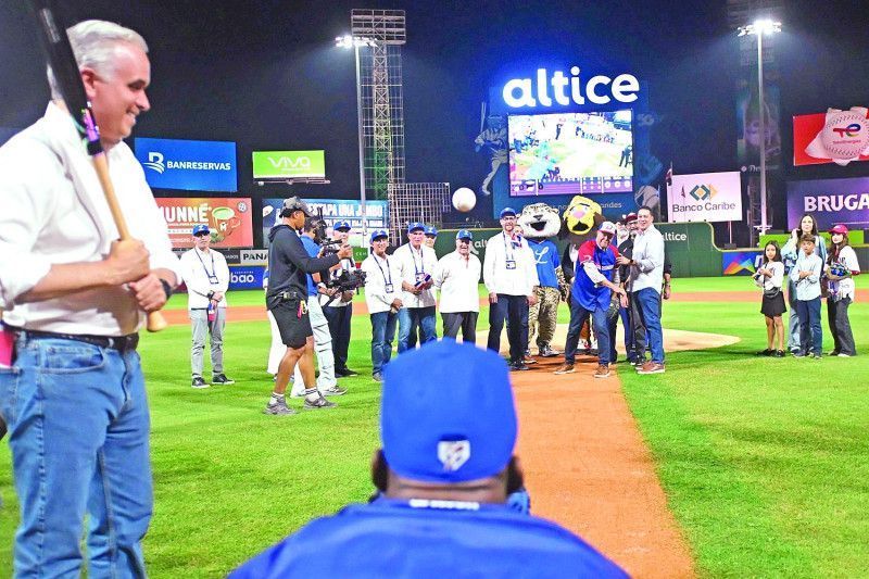 Tigres del Licey debutan venciendo 4-3 a los Leones del Escogido en diez entradas