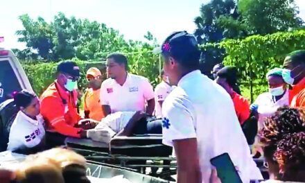 Pánico en liceo de Barahona por desmayo de estudiantes