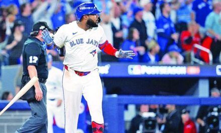 Vladimir Guerrero Jr. batea sexto jonrón de playoffs y los Azujejos llevan serie a séptimo partido