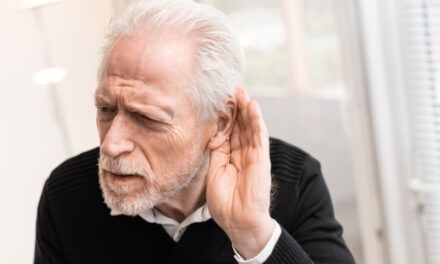 Estudio relaciona pérdida auditiva con problemas cognitivos y de equilibrio en personas mayores