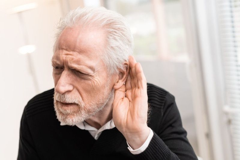 Estudio relaciona pérdida auditiva con problemas cognitivos y de equilibrio en personas mayores