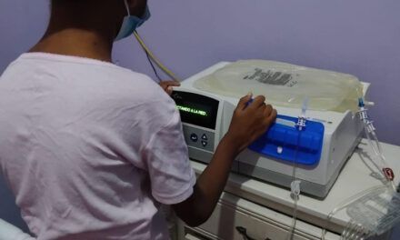 Noemí Mejía duerme atada a una máquina de diálisis soñando con recuperar su salud