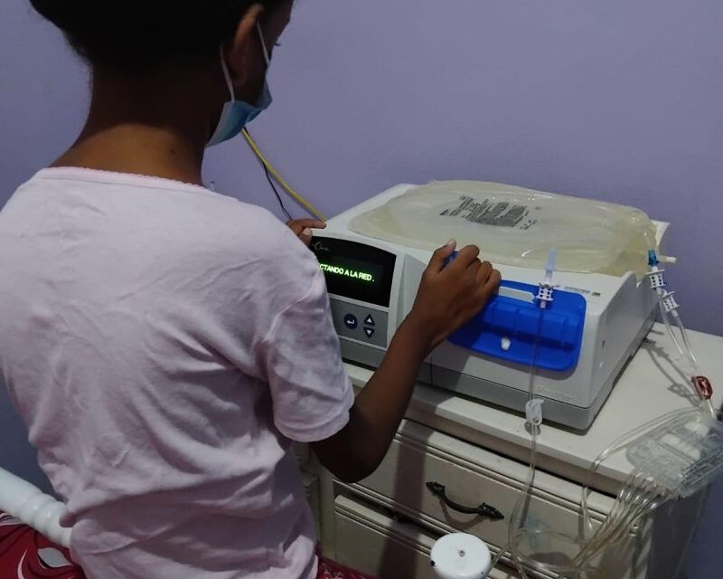 Noemí Mejía duerme atada a una máquina de diálisis soñando con recuperar su salud