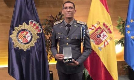 Jefe de INTERPOL – Santo Domingo recibe condecoración al Mérito Policial con Distintivo Blanco otorgada por el Ministerio del Interior de España