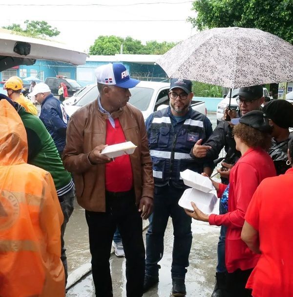 Senador Julito Fulcar y equipo recorren comunidades vulnerables de Peravia brindando apoyo