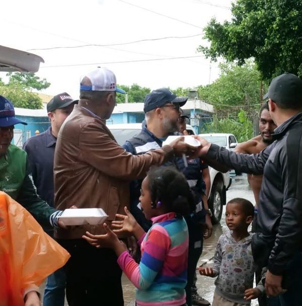 Senador Julito Fulcar y equipo recorren comunidades vulnerables de Peravia brindando apoyo