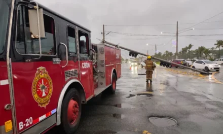 Alcaldía del DN, Intrant y Bomberos del DN se encuentran retirando semáforo caído en el Malecón