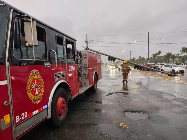 Alcaldía del DN, Intrant y Bomberos del DN se encuentran retirando semáforo caído en el Malecón