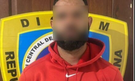 Tras constante asedio policial, se entrega hombre acusado de ultimar a otro en la vía pública en Jarabacoa, La Vega