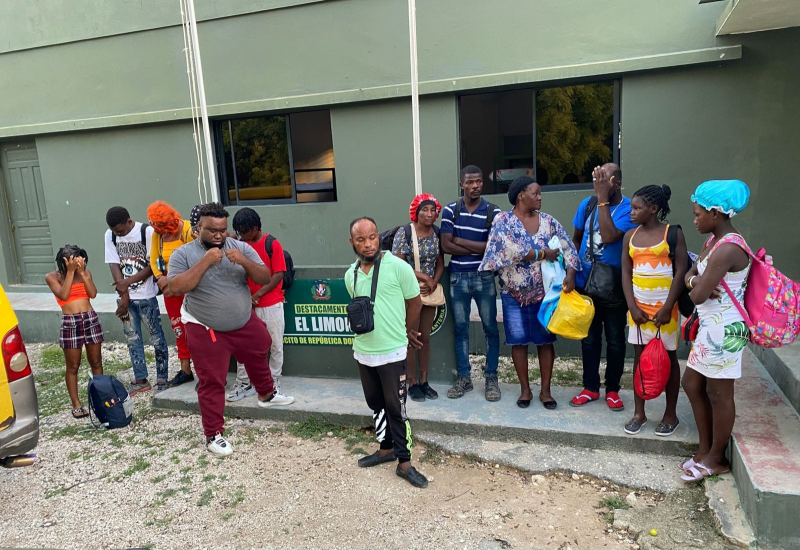 Ejército detiene en Jimaní un minibús con 14 haitianos indocumentados, entre ellos 7 menores