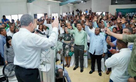 Leonel juramenta a más de 40 exdirigentes del PRM y PLD en San Cristóbal