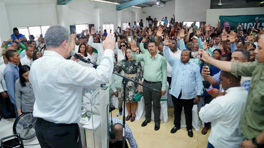 Leonel juramenta a más de 40 exdirigentes del PRM y PLD en San Cristóbal