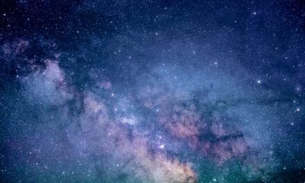 Sábana luminosa sobre la ciudad y robo silencioso del cielo estrellado