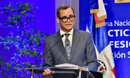 Ministro de Trabajo pide no politizar el tema de la indexación salarial y dice que lo ve justo