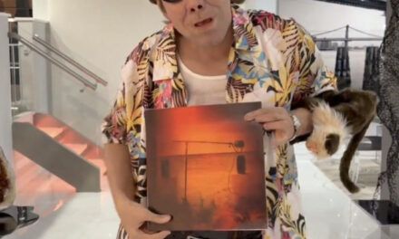 Romeo Santos se disfraza de Ace Ventura en Halloween para anunciar el estreno de su nuevo álbum