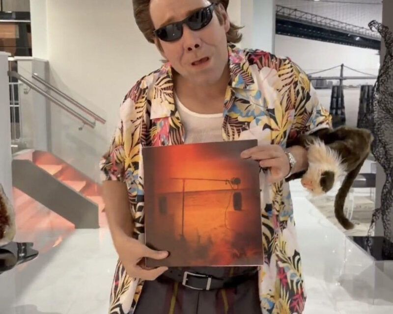 Romeo Santos se disfraza de Ace Ventura en Halloween para anunciar el estreno de su nuevo álbum