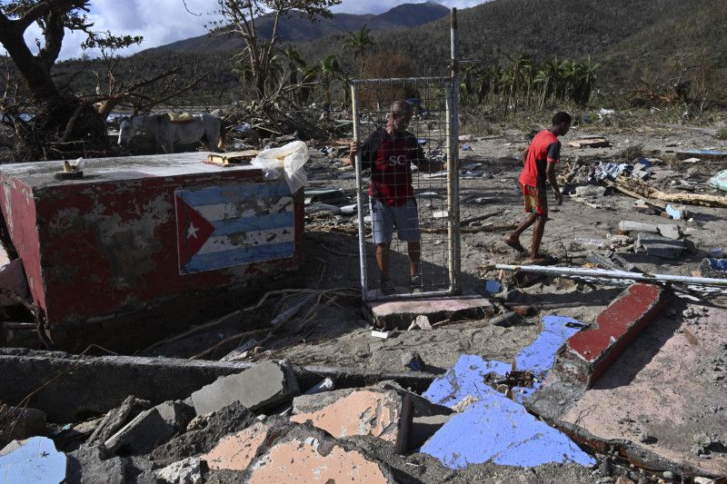 Melissa se aleja del Caribe tras dejar devastación y unos 50 muertos a su paso