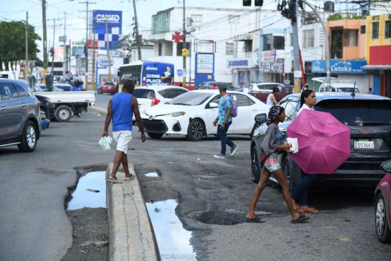 Hoyos se multiplican en vías públicas de la capital y ponen a las personas en peligro