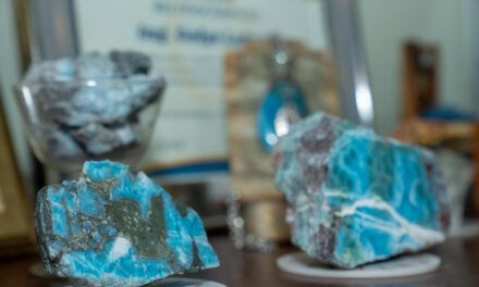 El larimar: la belleza de una gema que encanta y produce