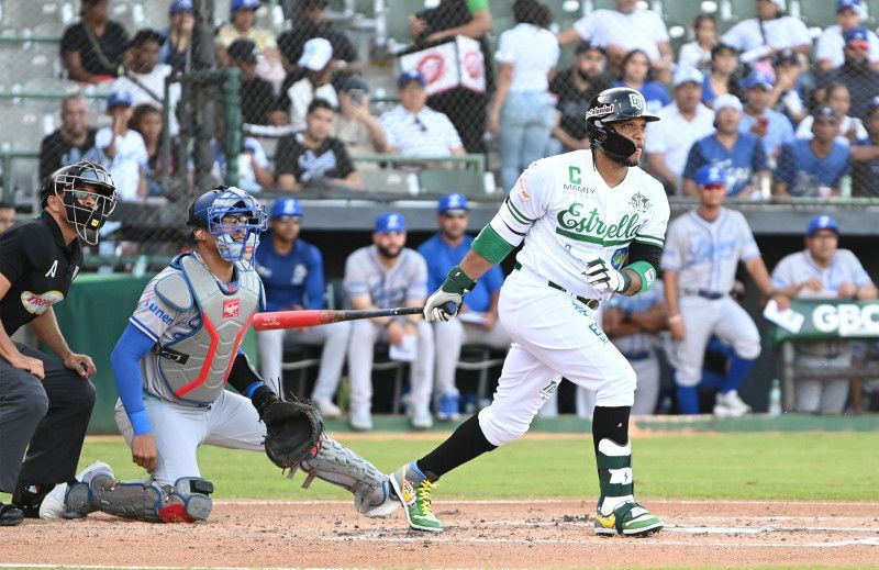 Las Estrellas blanquean 4-0 al Licey en el debut de Robinson Canó