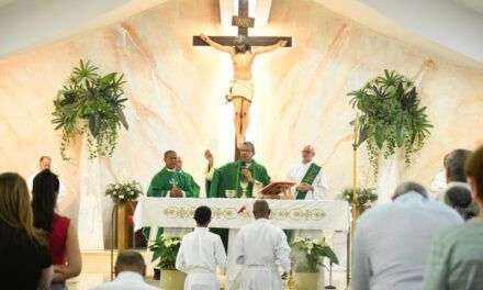 Monseñor Carlos Morel Diplán oficia primera misa en parroquia de Arroyo Hondo