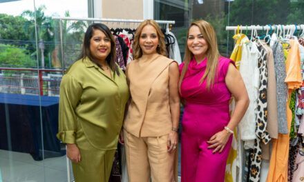 Experta en moda imparte charla sobre estilo con estrategia