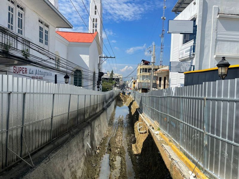 Vicepresidenta y Alcalde se disgustan por retraso en obras de la calle Del Sol