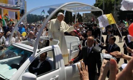 El Papamóvil listo como clínica para la tierra de Gaza