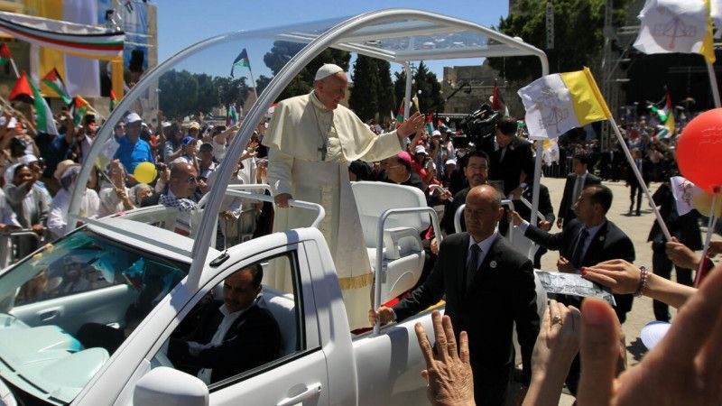 El Papamóvil listo como clínica para la tierra de Gaza
