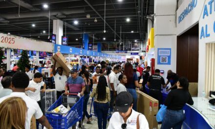 Consumidores buscan las ofertas del Viernes Negro