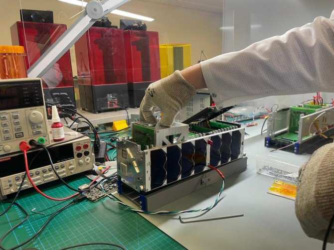 Un satélite dotado de inteligencia artificial controla por sí mismo su órbita