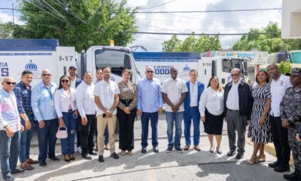 Gobierno entrega nuevos camiones compactadores en Villa Hermosa, en La Romana, y en La Caleta, de Boca Chica
