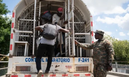 Migración detiene 1,328 haitianos indocumentados y repatría a otros 991